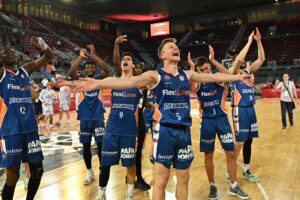 Los jugadores del Fuenlabrada celebran la victoria tras el partido de la segunda semifinal de la Final Four de ascenso a Liga Endesa que Flexicar Fuenlabrada y Súper Agropal Palencia disputaron este sábado en la Caja Mágica, en Madrid. . EFE/Fernando Villar