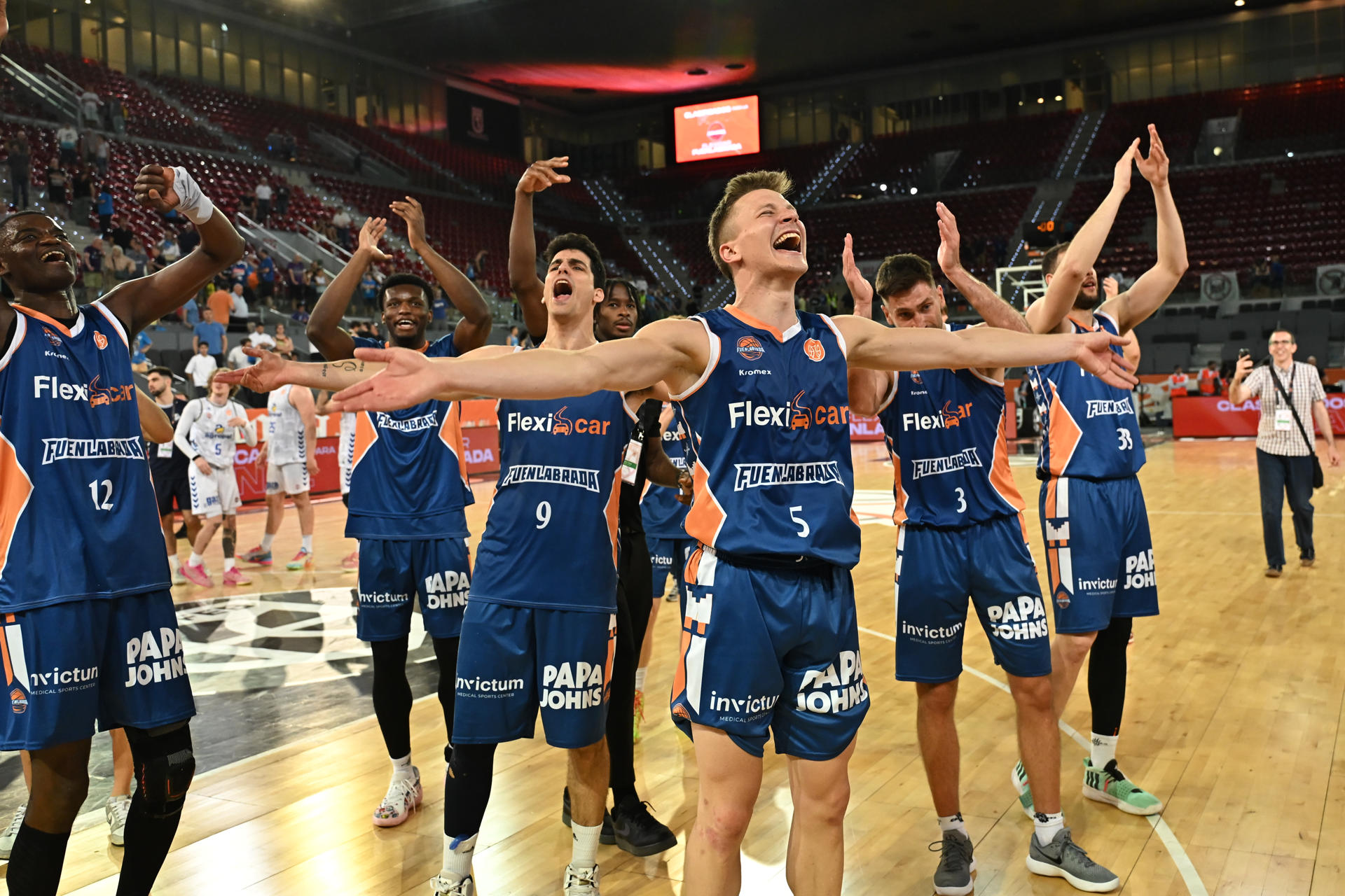 Los jugadores del Fuenlabrada celebran la victoria tras el partido de la segunda semifinal de la Final Four de ascenso a Liga Endesa que Flexicar Fuenlabrada y Súper Agropal Palencia disputaron este sábado en la Caja Mágica, en Madrid. . EFE/Fernando Villar