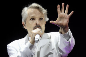 El músico y cantante Miguel Bosé durante el concierto que ha ofrecido hoy sábado en la Plaza de Toros de Murcia. EFE/Juan Carlos Caval.