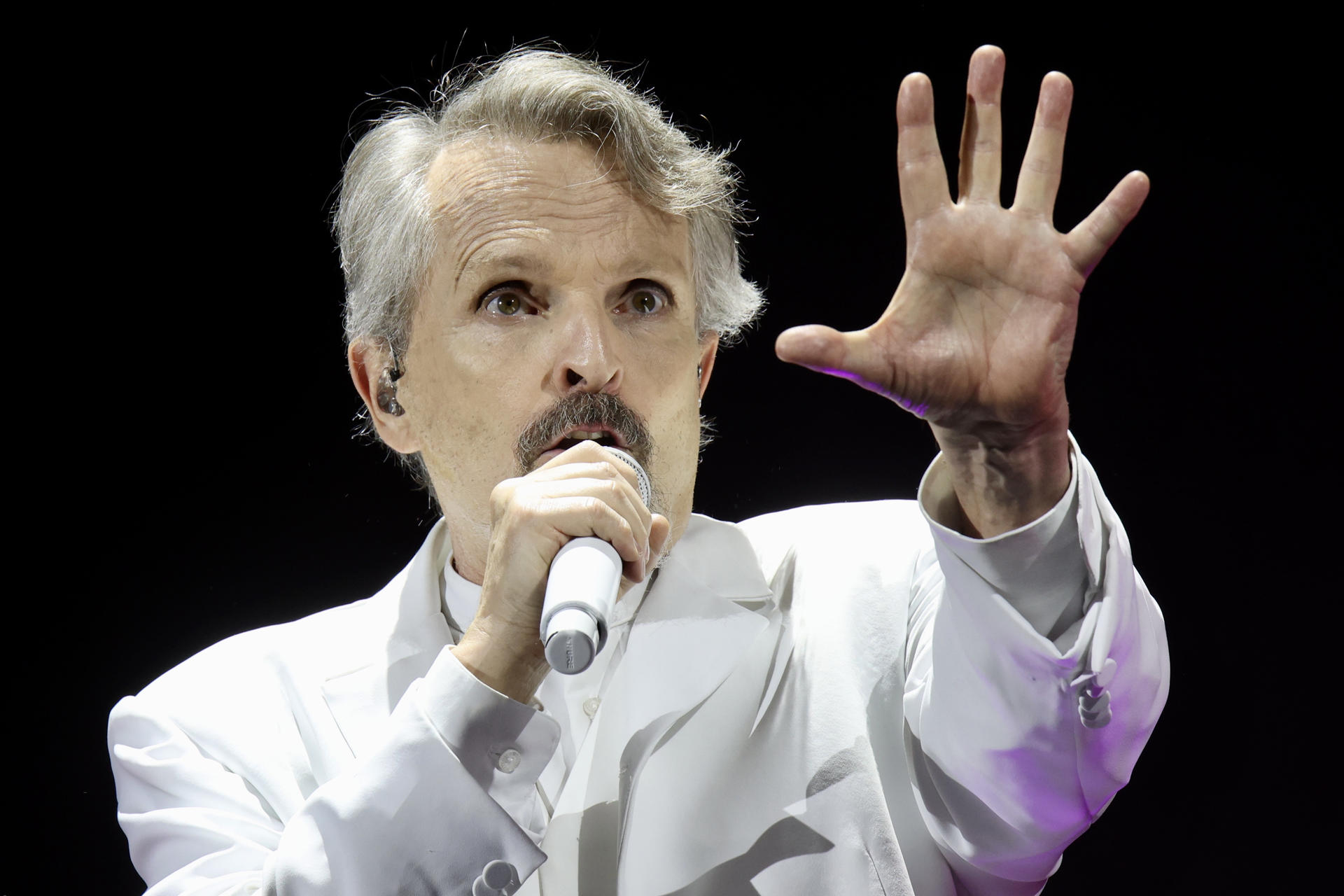 El músico y cantante Miguel Bosé durante el concierto que ha ofrecido hoy sábado en la Plaza de Toros de Murcia. EFE/Juan Carlos Caval.