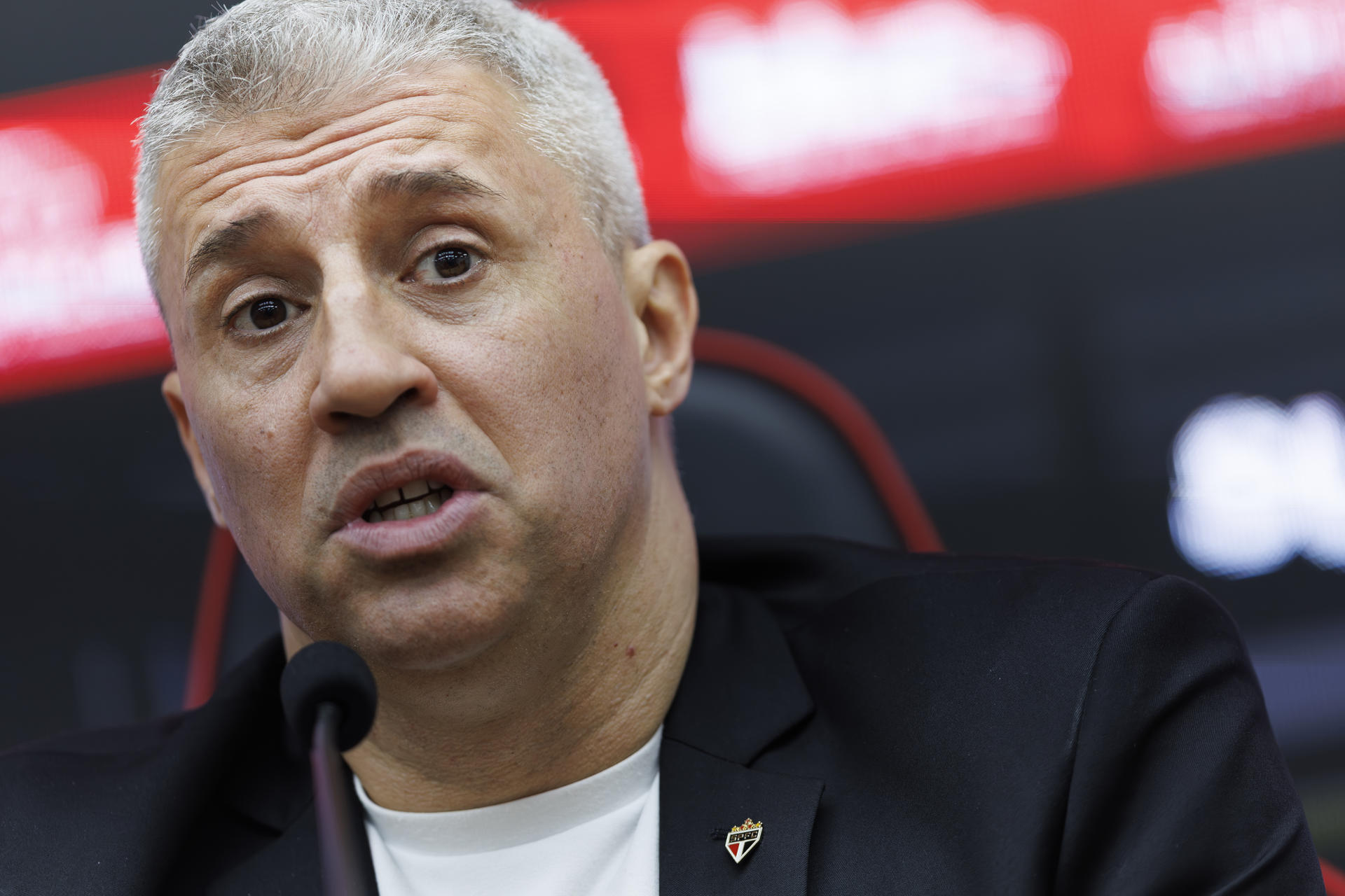 El técnico argentino Hernán Crespo habla en su presentación como entrenador del São Paulo. EFE/Isaac Fontana
