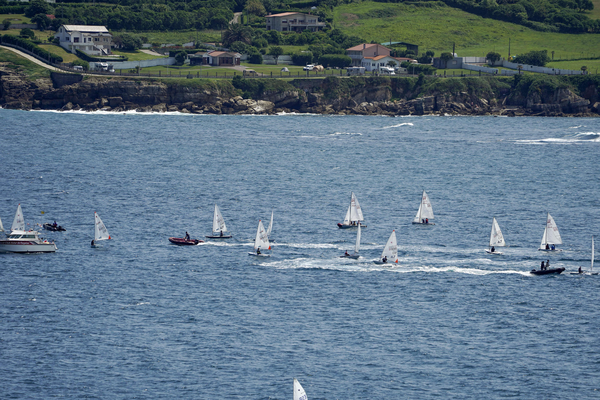 Una regata en la bahía de la playa de San Lorenzo, en Gijón, en un soleado sábado. EFE/Paco Paredes