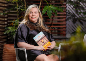 La autora Katriona O'Sullivan posa con un ejemplar de su libro 'Pobre' (Editorial Planeta). O'Sullivan creció en la pobreza, sus padres eran toxicómanos, sufrió abusos infantiles y fue madre adolescente, pero en el presente es una profesora universitaria y ha contado su vida en 'Pobre', un libro que ha sido un fenómeno de ventas en Irlanda y ahora se publica en España. EFE/ Javier Ocaña/Editorial Planeta / ***SOLO USO EDITORIAL/SOLO DISPONIBLE PARA ILUSTRAR LA NOTICIA QUE ACOMPAÑA (CRÉDITO OBLIGATORIO)***
