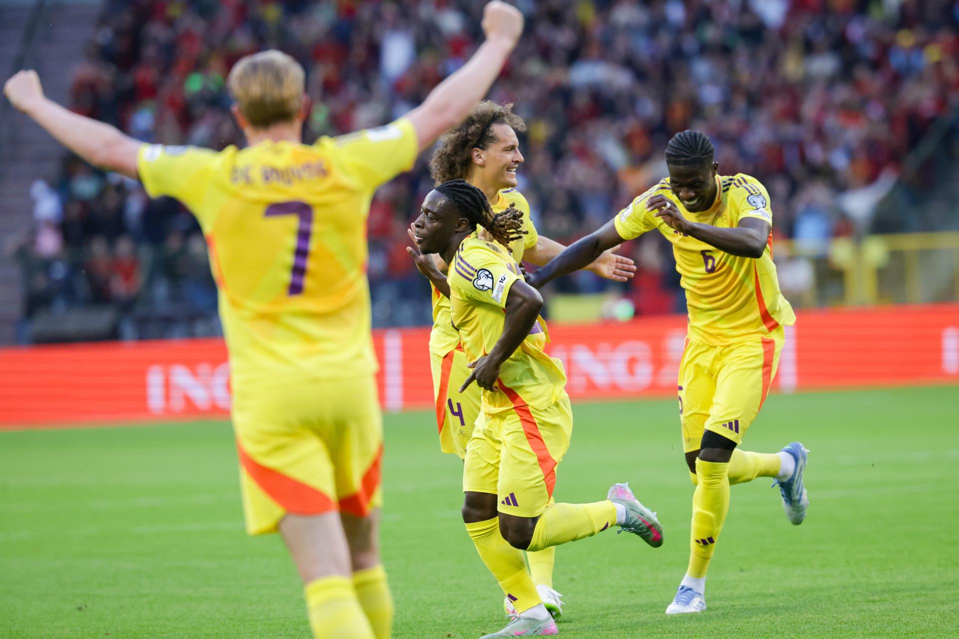 El jugador belga Jeremy Doku (C) celebra uno de los goles de su selección durante el partido de la fase de clasificación para el Mundial 2026 que han disputado Bélgica y Gales en Bruselas, Bélgica. EFE/EPA/OLIVIER MATTHYS