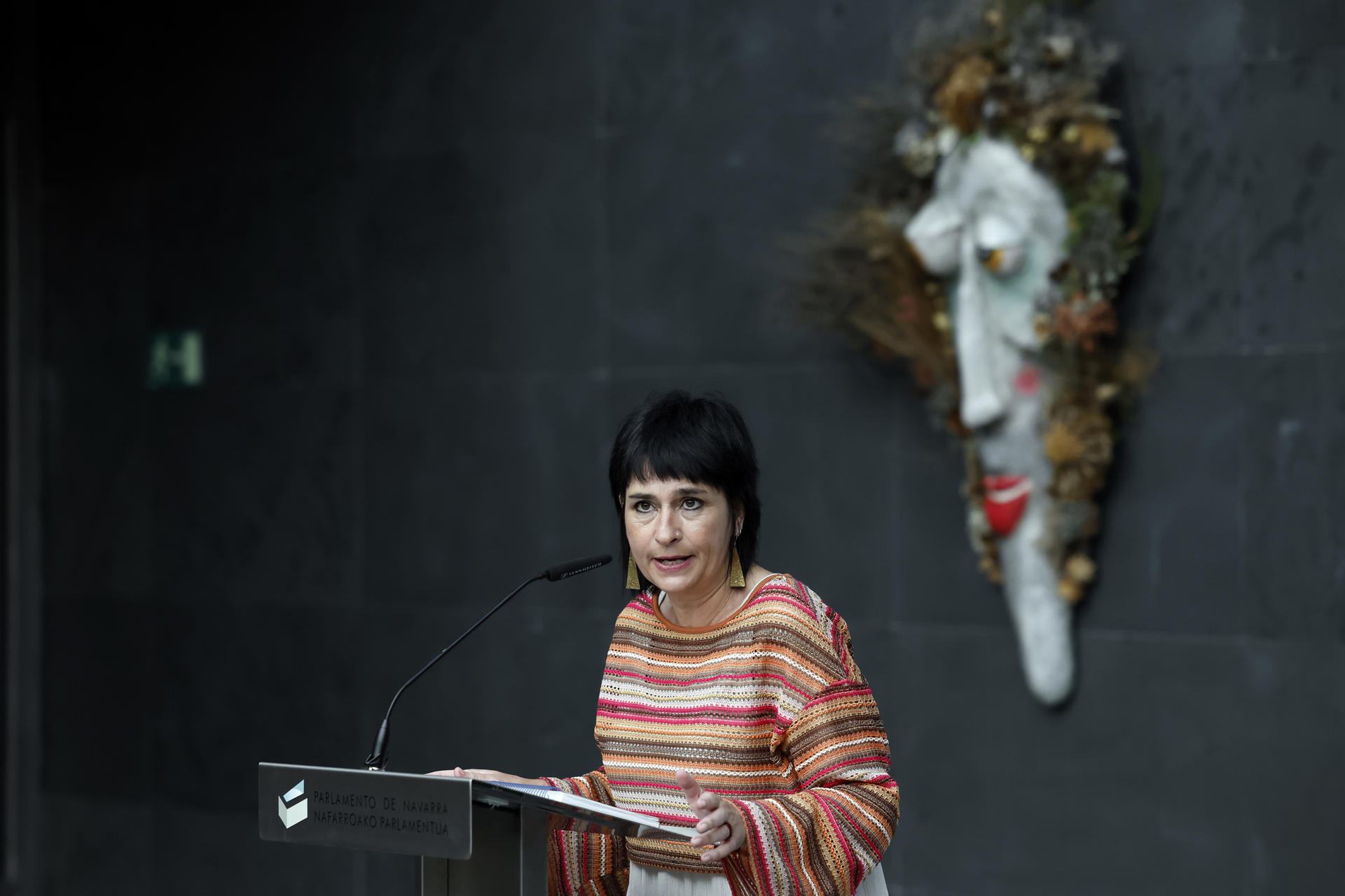 La portavoz del grupo parlamentario de EH Bildu Laura Aznal atiende a los medios de comunicación en el atrio del Parlamento navarro. Aznal, se ha mostrado partidaria de actuar "con prudencia y pedir que se investigue, analice con total transparencia hasta el final" y ha opinado que la comisión de investigación que se plantea a priori parece "más política que dirigida a esclarecer determinados hechos" EFE/ Jesús Diges