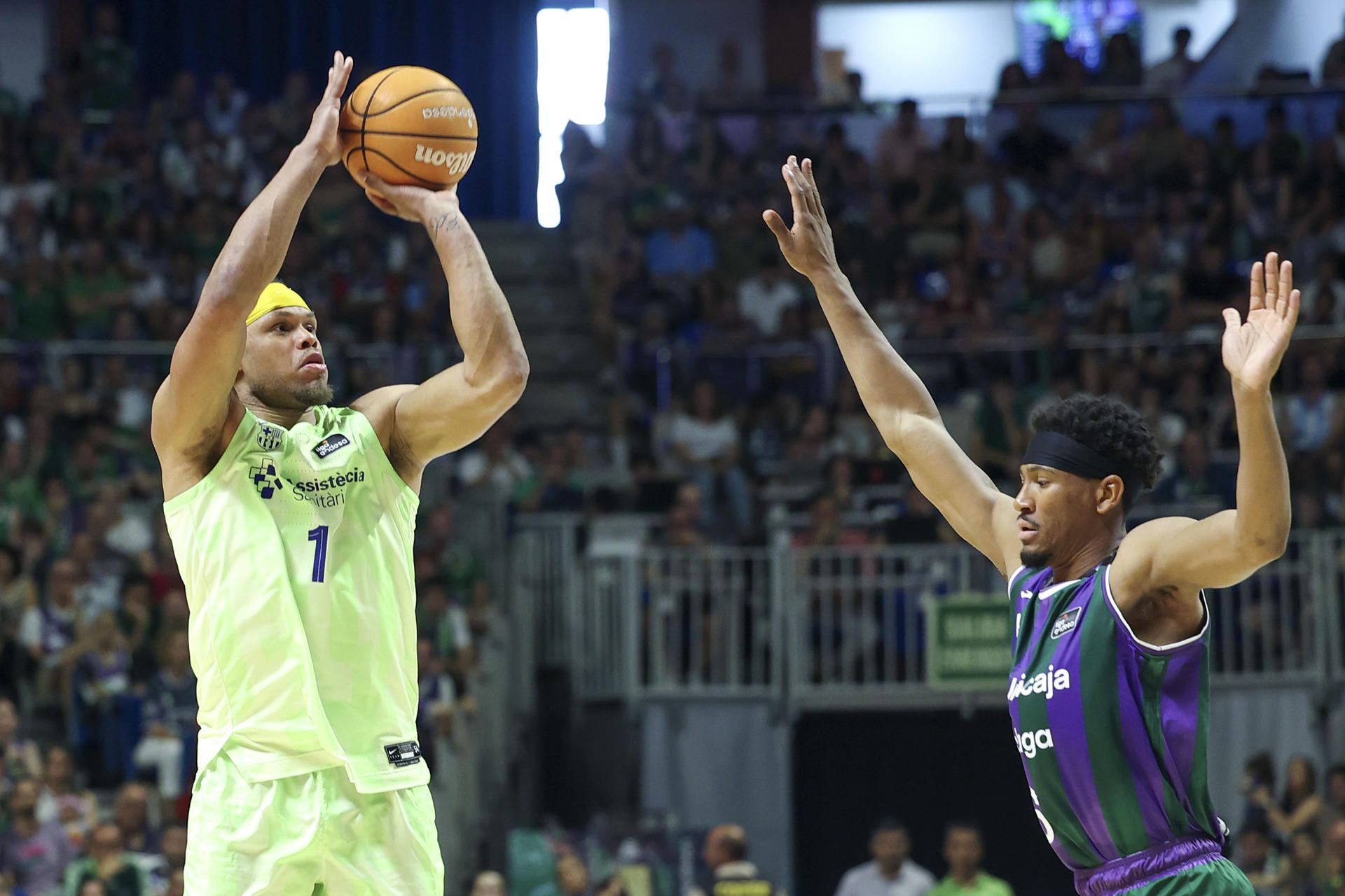 Los jugadores Anderson (i) y Taylor (d) durante un momento del tercer partido de cuartos de final de la Liga Endesa disputado este domingo en el Palacio de los Deportes José María Martín Carpena. EFE/ Daniel Pérez