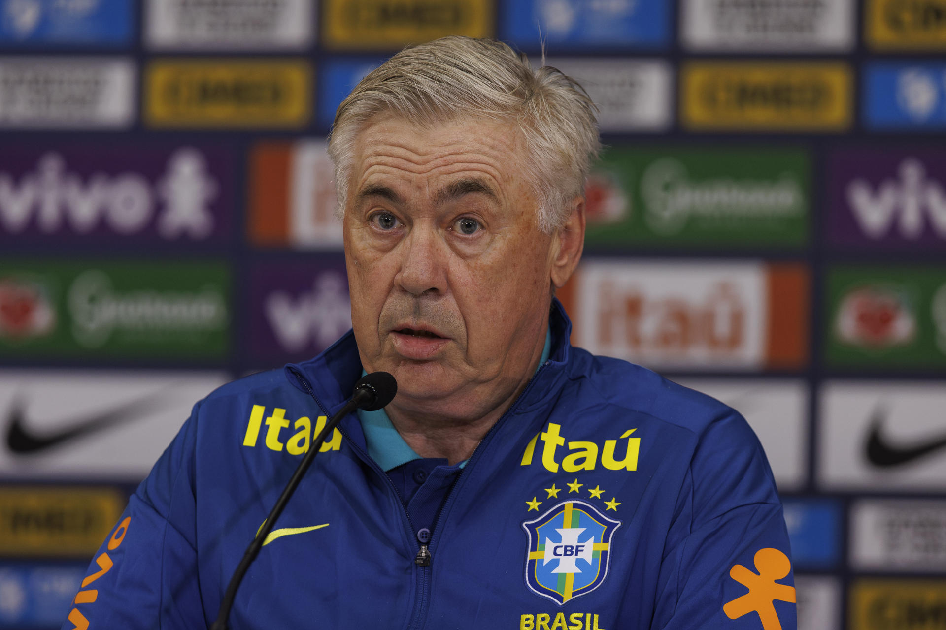 El entrenador de la selección brasileña de fútbol, Carlo Ancelotti, habla durante una rueda de prensa en el Arena NeoQuímica, estadio del Corinthians, en São Paulo (Brasil). EFE/ Isaac Fontana