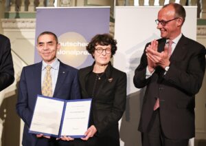 Berlín, 10  jun (EFE).- El canciller de Alemania, Friedrich Merz (D), entregó este martes el Premio Nacional Alemán a Özlem Türeci (C) y Uğur Şahin (I), responsables de la empresa Biontech, creadora de una de las vacunas contra la Covid-19. EFE/EPA/FILIP SINGER
