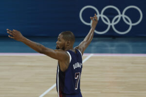 Fotografía de Juanjo Martín, en la que puede verse una imagen de archivo del 10 de agosto de 2024 del baloncestista estadounidense Kevin Durant en la final de los Juegos Olímpicos de París 2024. EFE