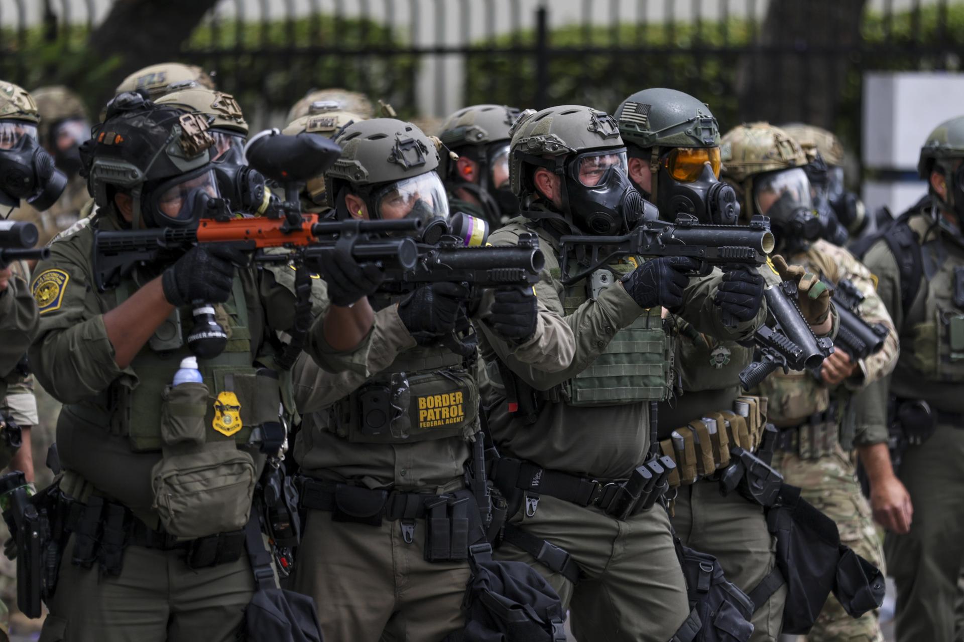 Agentes federales cerca de un Home Depot después de que el Servicio de Inmigración y Control de Aduanas (ICE) realizara una redada en Paramount, California, EE.UU. EFE/ALLISON DINNER