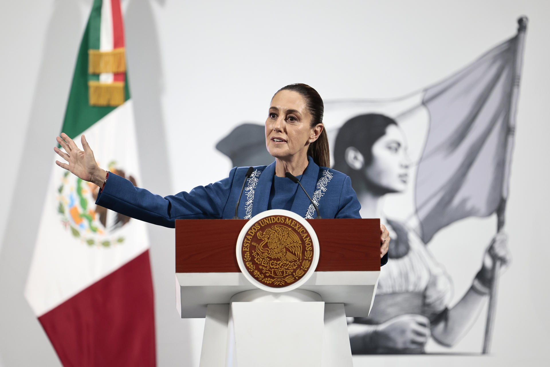 La presidenta de México, Claudia Sheinbaum, habla durante una rueda de prensa este jueves, en Palacio Nacional en Ciudad de México (México). EFE/ José Méndez