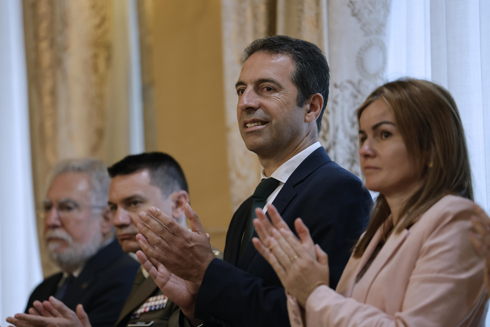 El exconselleiro de Mar, Alfonso Villares (c), durante el acto de toma de posesión de su sucesora en el cargo, Marta Villaverde, este jueves en Santiago de Compostela. Alfonso Villares dimitió ayer tras una denuncia de la presentadora Paloma Lago contra él por agresión sexual. EFE/Lavandeira jr.
