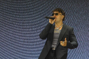 El cantante y compositor español Quevedo se presenta en un concierto durante su gira 'Buenas Noches LATAM Tour' este domingo, en el Antel Arena de Montevideo (Uruguay). EFE/ Gastón Britos