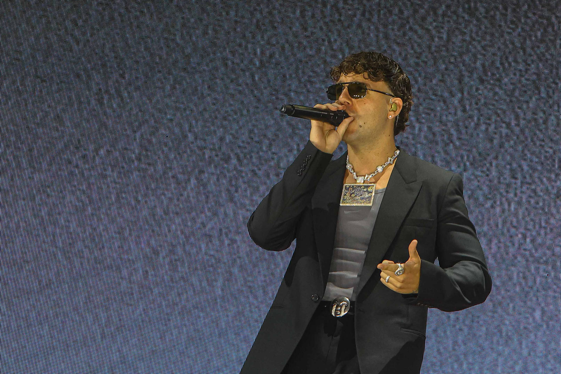 El cantante y compositor español Quevedo se presenta en un concierto durante su gira 'Buenas Noches LATAM Tour' este domingo, en el Antel Arena de Montevideo (Uruguay). EFE/ Gastón Britos