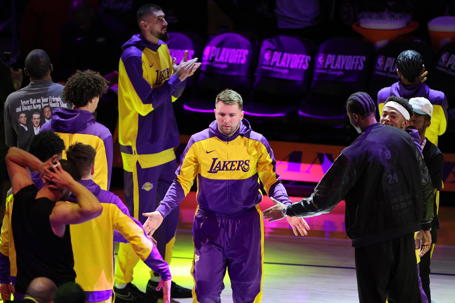 Luka Doncic (c), jugador de Los Angeles Lakers. EFE/EPA/ALLISON DINNER