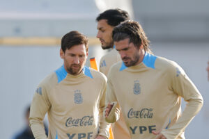 Los jugadores de la selección argentina Lionel Messi (i) y Rodrigo De Paul (d) participan de un entrenamiento. EFE/ Juan Ignacio Roncoroni