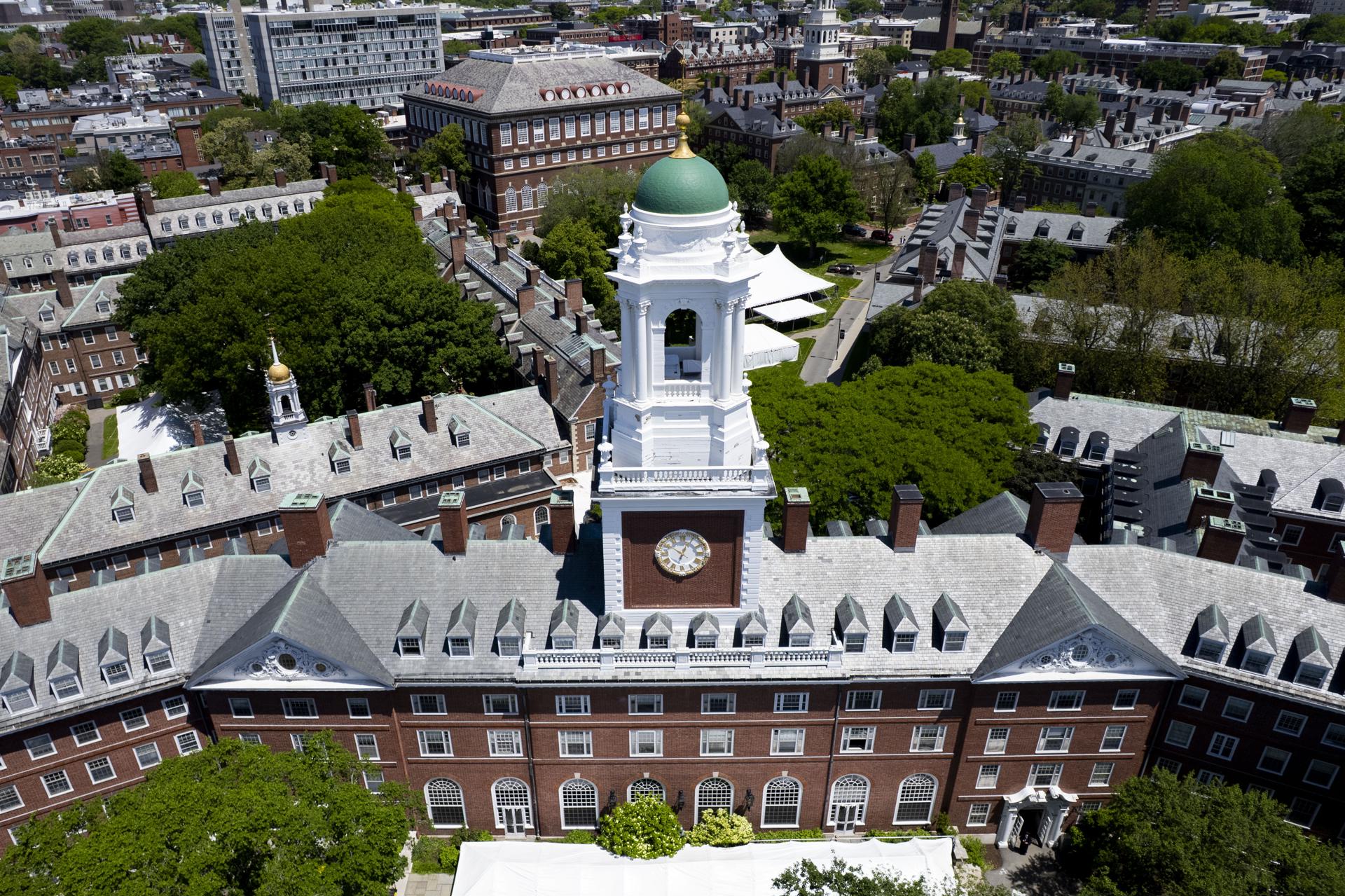 Fotografía de archivo de la torre Eliot House de Harvard sobre el campus de la Universidad de Harvard. EFE/CJ GUNTHER