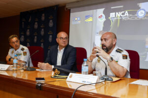 La Policía Nacional ha detenido en Canarias a 47 ciudadanos españoles y uno británico al desarticular una de las mayores redes de traficantes de cocaína procedente de Colombia y Brasil, que operaba con 'narcolanchas' y a la que se ha incautado 3.800 kilos y se espera intervenir más. El delegado del Gobierno en Canarias, Anselmo Pestana (c); el jefe superior de Policía en las islas, Jesús María Gómez Martín (i); y el jefe de la Brigada Central de Estupefacientes (UDYCO), Antonio Martínez Duarte (d), han informado este viernes de la operación, denominada 'Sombra negra', dirigida por el Juzgado Central de Instrucción número 3 y la Fiscalía Especial Antidroga de la Audiencia Nacional. EFE/ Elvira Urquijo A.