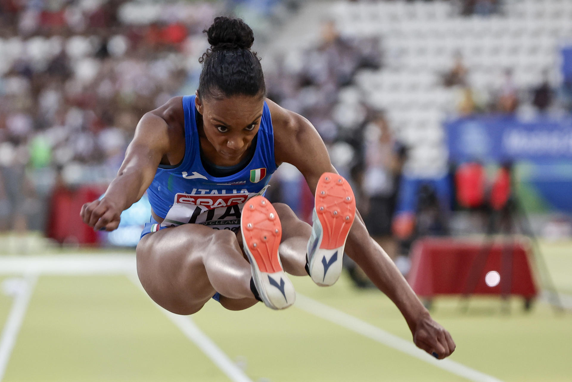 La italiana Larissa Lapichino durante la prueba femenina de salto de longitud del campeonato de Europa por equipos que se disputa en el estadio de Vallehermoso, en Madrid. EFE / Sergio Pérez