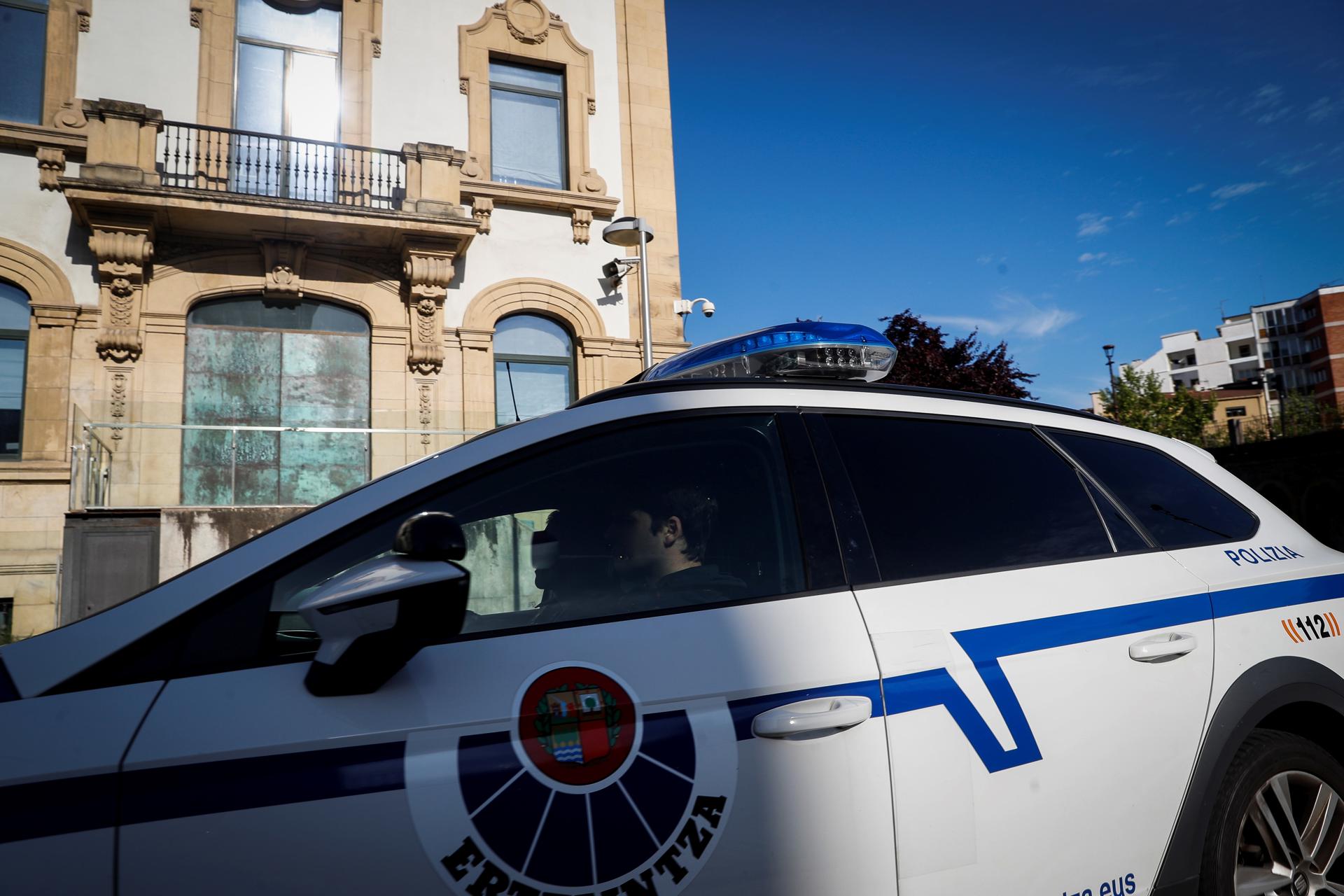 Un coche de la Ertzaintza, en una imagen de archivo. EFE/Javier Etxezarreta