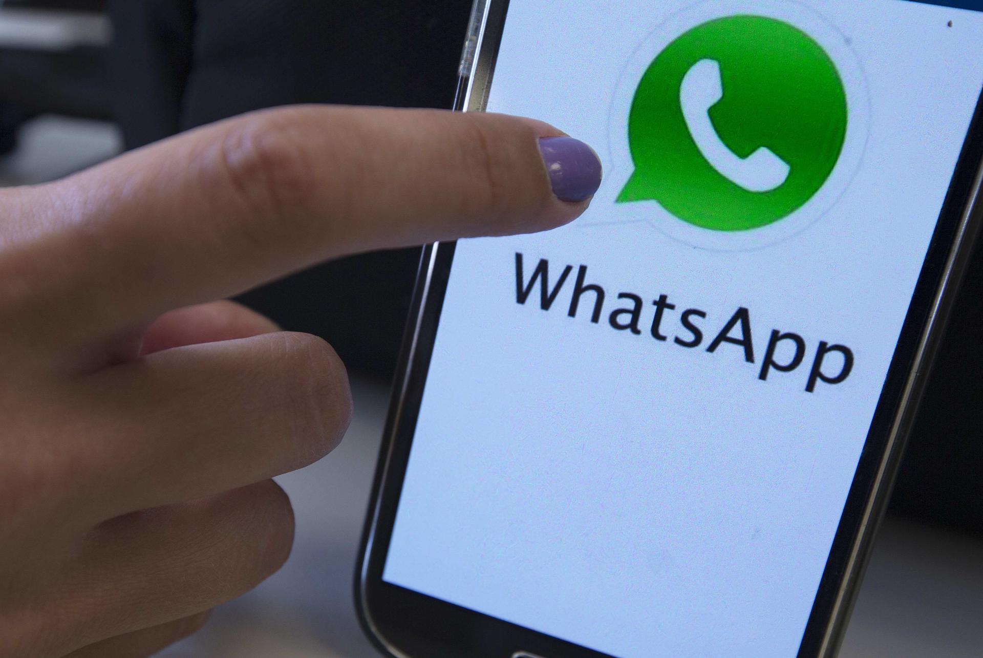 Fotografía de un teléfono móvil con el logo de la aplicación tecnológica WhatsApp. EFE/Marcelo Sayão