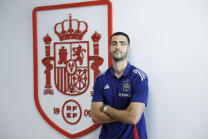 El centrocampista de la selección española Mikel Merino posa durante la entrevista con la Agencia EFE en la Ciudad del Fútbol de Las Rozas. EFE/Juan Carlos Hidalgo