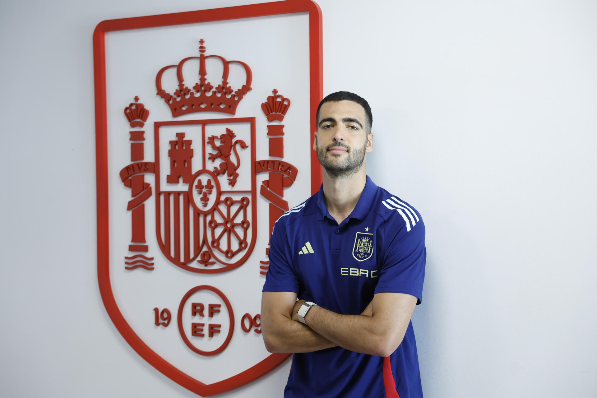 El centrocampista de la selección española Mikel Merino posa durante la entrevista con la Agencia EFE en la Ciudad del Fútbol de Las Rozas. EFE/Juan Carlos Hidalgo