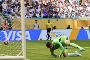 El portero Thibaut Courtois, del Real Madrid, ve el balón entrar en el arco para el empate 1-1 del Al Hilal. EFE/EPA/CRISTOBAL HERRERA-ULASHKEVICH