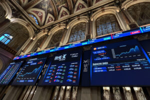 El índice de referencia del mercado español, el IBEX 35, perdió este miércoles un 0,61 % y el nivel de los 14.200 puntos, lastrado por Inditex, que tras presentar resultados se dejó un 4,37 %. La Bolsa española, en una jornada marcada por el nuevo acuerdo comercial entre Estados Unidos y China y el dato de IPC estadounidense mejor de lo esperado, cedió 87 puntos, hasta los 14.134,1 enteros, con lo que suma dos sesiones consecutivas a la baja. EFE/ Altea Tejido