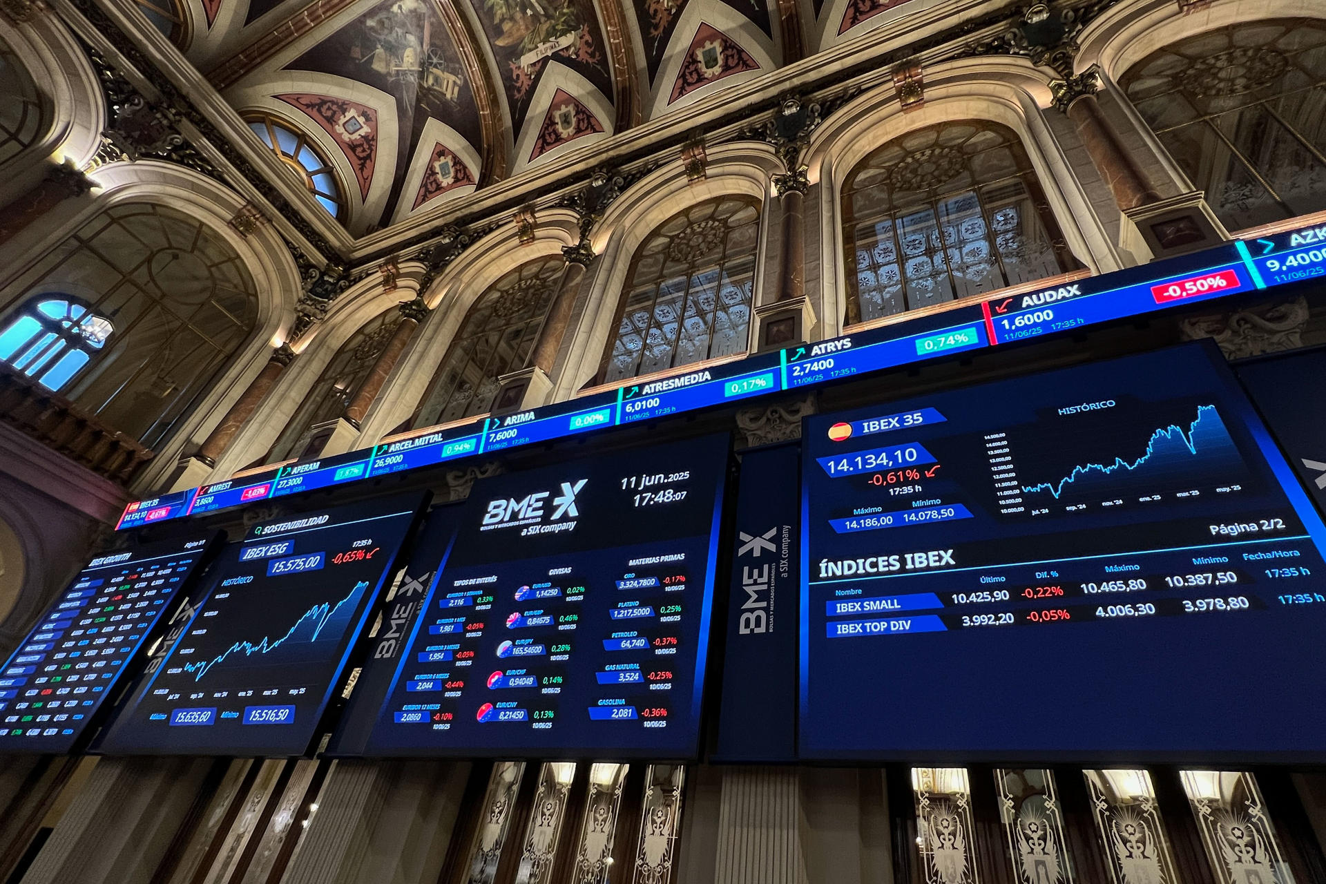 El índice de referencia del mercado español, el IBEX 35, perdió este miércoles un 0,61 % y el nivel de los 14.200 puntos, lastrado por Inditex, que tras presentar resultados se dejó un 4,37 %. La Bolsa española, en una jornada marcada por el nuevo acuerdo comercial entre Estados Unidos y China y el dato de IPC estadounidense mejor de lo esperado, cedió 87 puntos, hasta los 14.134,1 enteros, con lo que suma dos sesiones consecutivas a la baja. EFE/ Altea Tejido