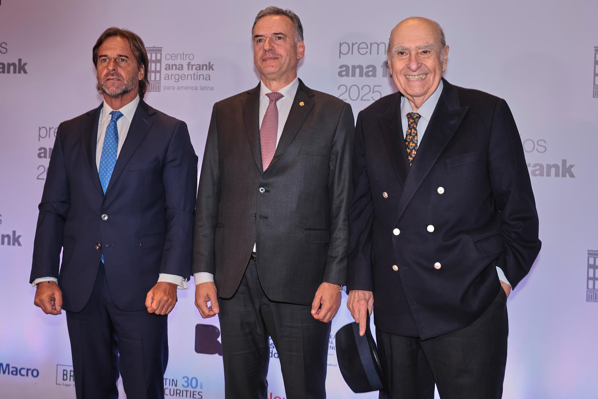 El presidente de Uruguay, Yamandú Orsi (c), y los expresidentes uruguayos Luis Lacalle Pou (i) y Julio María Sanguinetti, posan durante los Premios Ana Frank Latinoamérica este lunes, en el teatro San Martín en Buenos Aires (Argentina). EFE/ Adán González