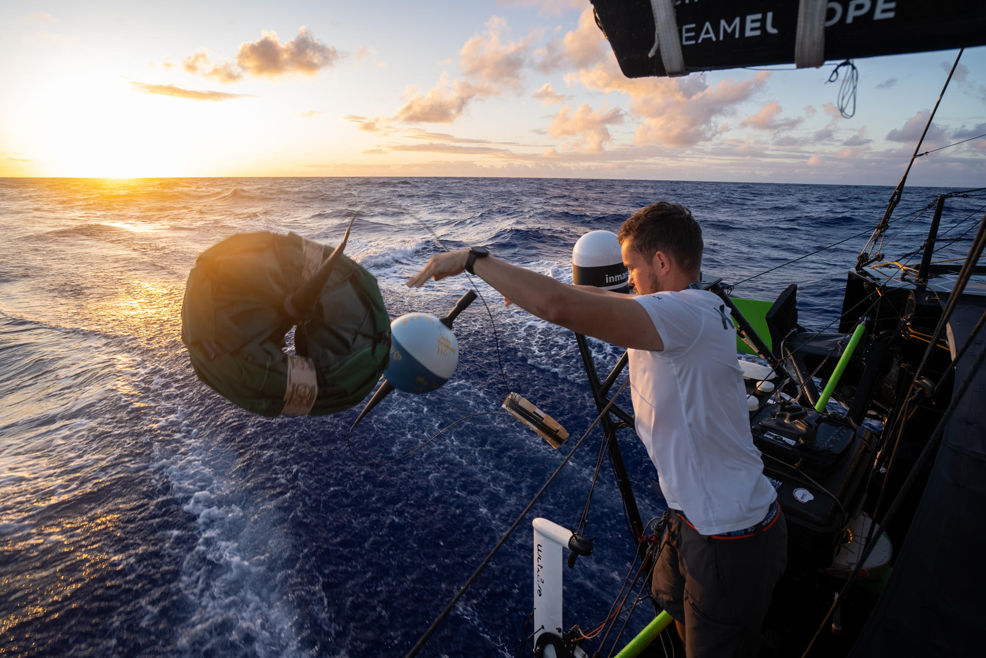 Lanzamiento de boyas por parte de regatistas. ©Charles Drapeau / GUYOT Environnement Equipo Europa / The Ocean Race