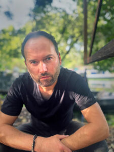 Fotografía cedida por Sandbox Films donde aparece el británico Robert Petit, director del documental 'Underland', que compite en el festival de Tribeca. 'Underland' sigue a tres expertos que trabajan bajo la superficie de la Tierra, o 'astronautas del submundo', con la meta de mejorar el entendimiento de la especie humana, según dijo hoy a EFE su director, Robert Petit. EFE/Sandbox Films