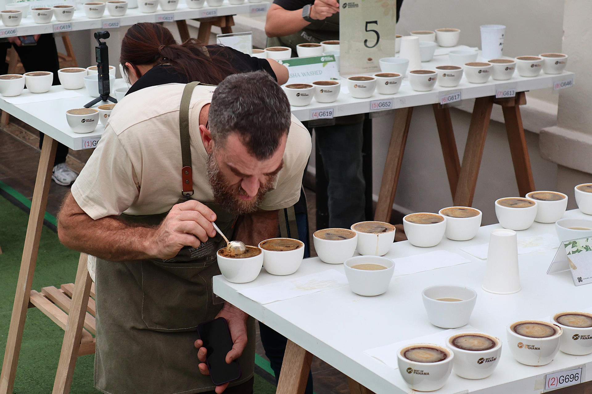 Una persona cata los cafés Geishas finalistas del 'Best Of Panamá 2025' este sábado, en Boquete (Panamá). EFE/ Marcelino Rosario