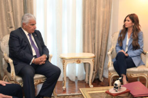 Fotografía cedida del mandatario de Panamá, José Raúl Mulino, durante una reunión con la secretaria de Seguridad Nacional de Estados Unidos (DHS), Kristi Noem, este 24 de junio de 2025, en el Palacio Presidencial, en Ciudad de Panamá (Panamá). EFE/ Presidencia de Panamá