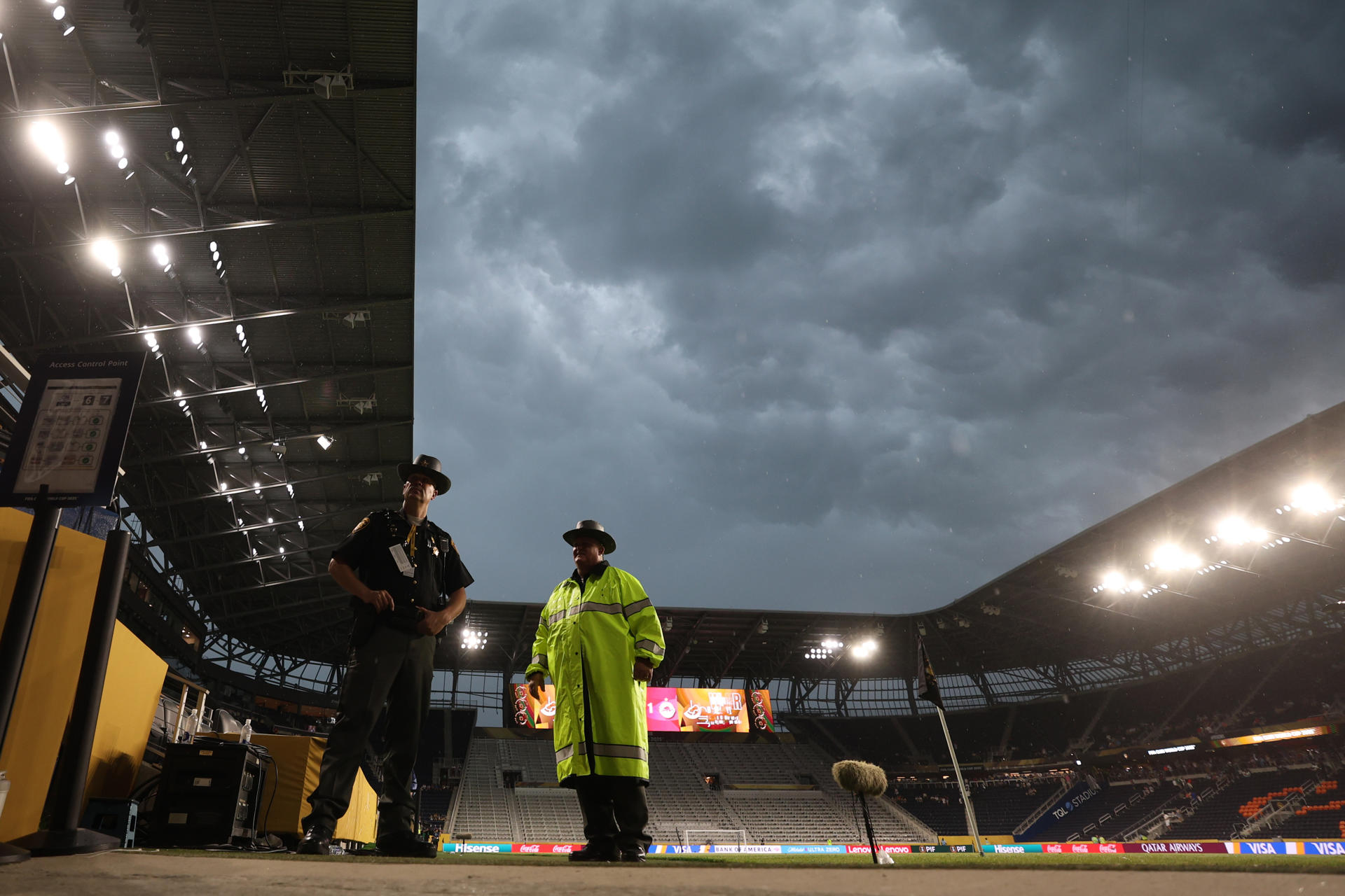 Integrantes de la Policía de Cincinnati se resguardan de la lluvia este miércoles durante el partido del Mundial de Clubes entre Pachuca y Red Bull Salzburgo que fue suspendido en el minuto 53 en el estadio TQL de Cincinnati. EFE/ Juan Ignacio Roncoroni