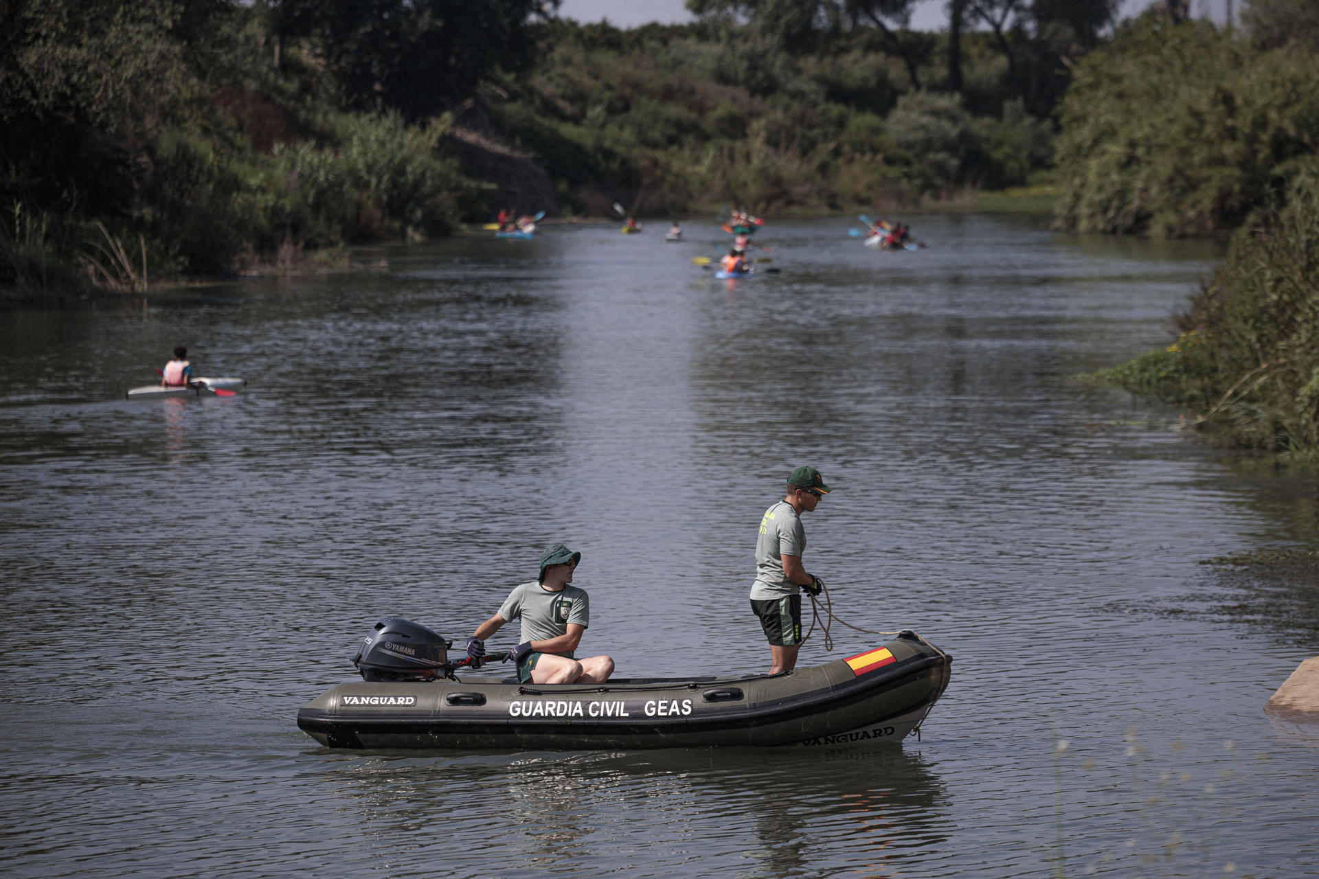 El Grupo Especial de Actividades Subacuáticas (GEAS) de la Guardia Civil realiza una búsqueda en el río Júcar de las tres personas desaparecidas como consecuencia de la dana del 29 de octubre. EFE/Biel Aliño
