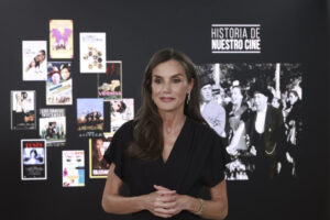 La reina Letizia felicita este viernes al programa de La 2 de TVE ‘Historia de nuestro cine’ por sus 10 años de emisión y por demostrar, semana tras semana, que ni el cine español es un género, ni sus creadores cometas distantes. EFE/RTVE SOLO USO EDITORIAL/SOLO DISPONIBLE PARA ILUSTRAR LA NOTICIA QUE ACOMPAÑA (CRÉDITO OBLIGATORIO)