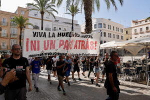 Los trabajadores del metal de la provincia de Cádiz se manifiestan por las calles gaditanas este viernes cuando se cumplen cinco días de huelga indefinida, mientras las negociaciones entre los sindicatos UGT y CCOO y la Federación de Empresarios del Metal de Cádiz se retoman en la sede de Sevilla del Consejo Andaluz de Relaciones Laborales.EFE/Román Ríos.