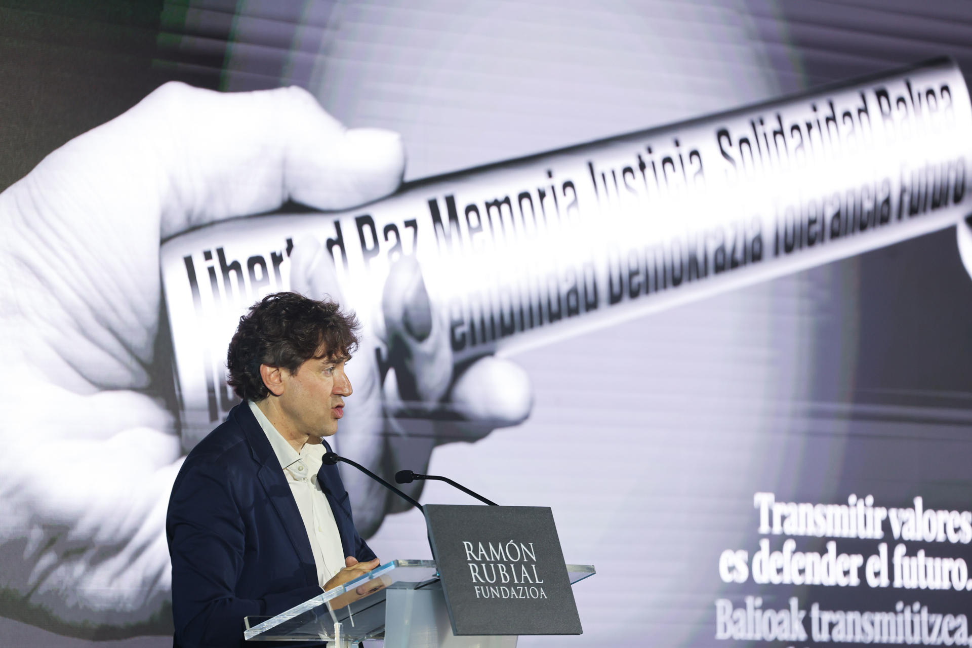 El secretario general del PSE-EE, Eneko Andueza, en el acto de entrega de la 18.ª edición de los Premios Ramón Rubial, en el Palacio Euskalduna en Bilbao, este sábado. EFE/Luis Tejido