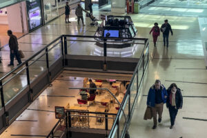Fotografía de archivo de personas que recorren un centro comercial en Buenos Aires (Argentina). EFE/Juan Ignacio Roncoroni