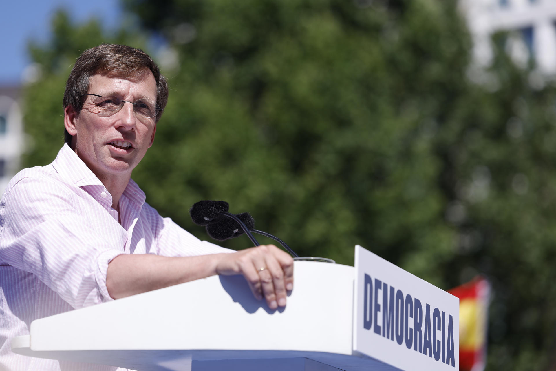 El alcalde de Madrid, José Luis Martínez-Almeida, durante su intervención en la manifestación convocada por el Partido Popular contra el Gobierno de Pedro Sánchez bajo el lema 'Democracia o mafia' este domingo en la plaza de España de Madrid. EFE/Javier Lizón
