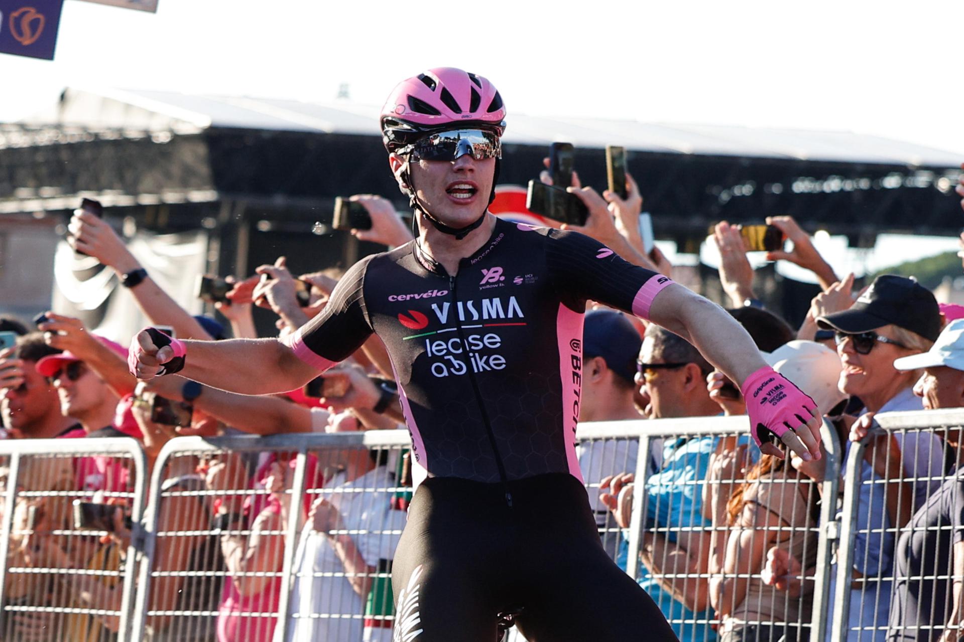 El neerlandés Olav Kooij celebra la victoria en la última etapa del Giro con final en Roma, Italia.EFE/EPA/GIUSEPPE LAMI