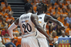 Los jugadores del Real Madrid Eli Ndiaye (d) y Bruno Fernando (i) durante el tercer partido de la final de la Liga Endesa que disputaron en el pabellón de la Fuente San Luis de Valencia. EFE/Miguel Ángel Polo
