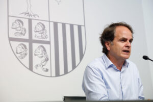 El consejero de Presidencia e Interior de Aragón, Roberto Bermúdez durante una rueda de prensa celebrada este lunes. EFE/ Javier Cebollada