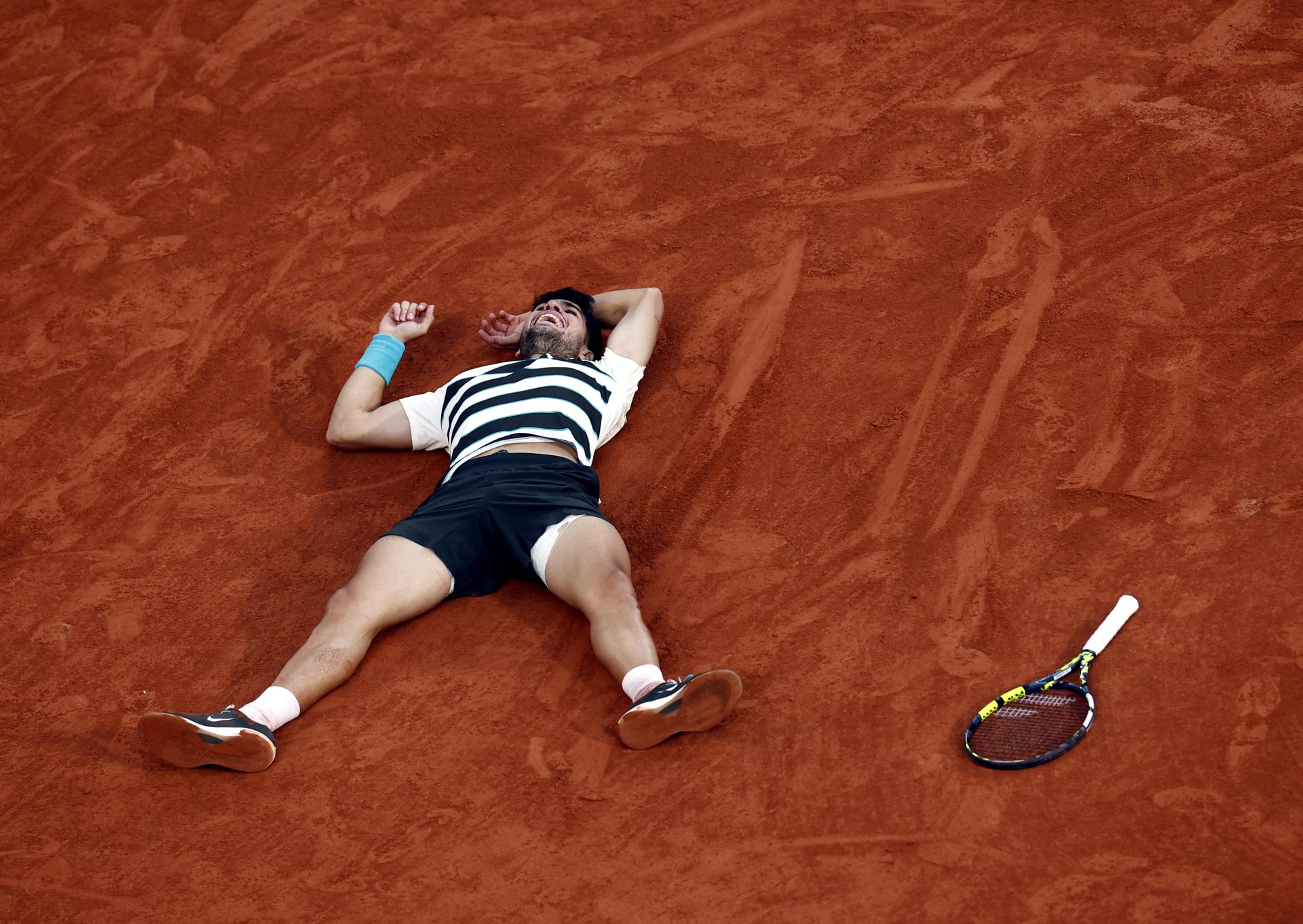 El tenista español Carlos Alcaraz tras la final de Roland Garros que ha jugado contra el italiano Jannik Sinner en Parñis, Francia. EFE/EPA/YOAN VALAT