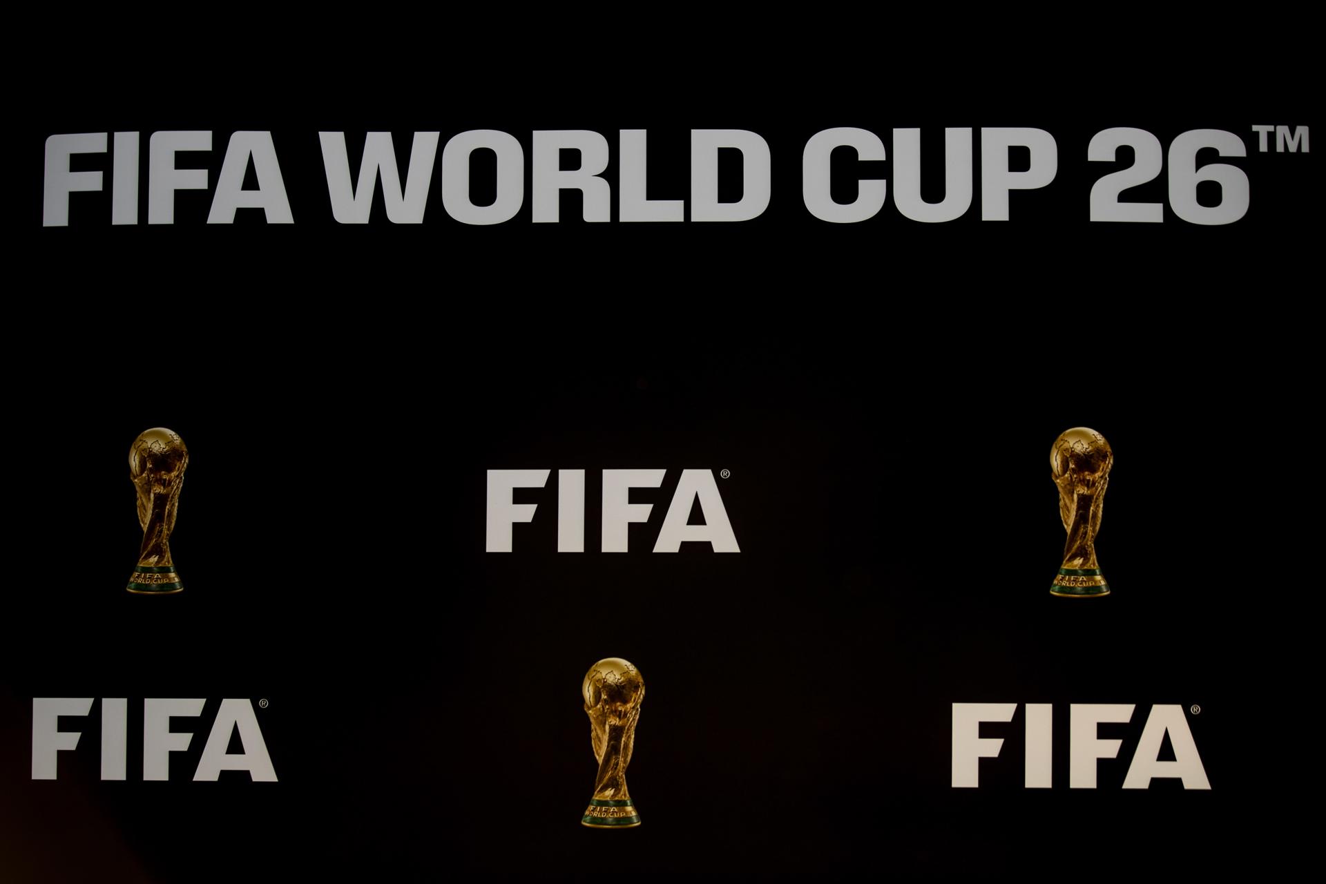 Fotografía del logotipo de la FIFA. EFE/EPA/ETIENNE LAURENT