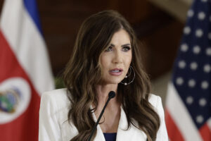 La secretaria de Seguridad Nacional de los Estados Unidos, Kristi Noem, al dar una declaración, este miércoles, 25 de junio, durante su una visita oficial a Costa Rica, en la capital San José. EFE/Jeffrey Arguedas