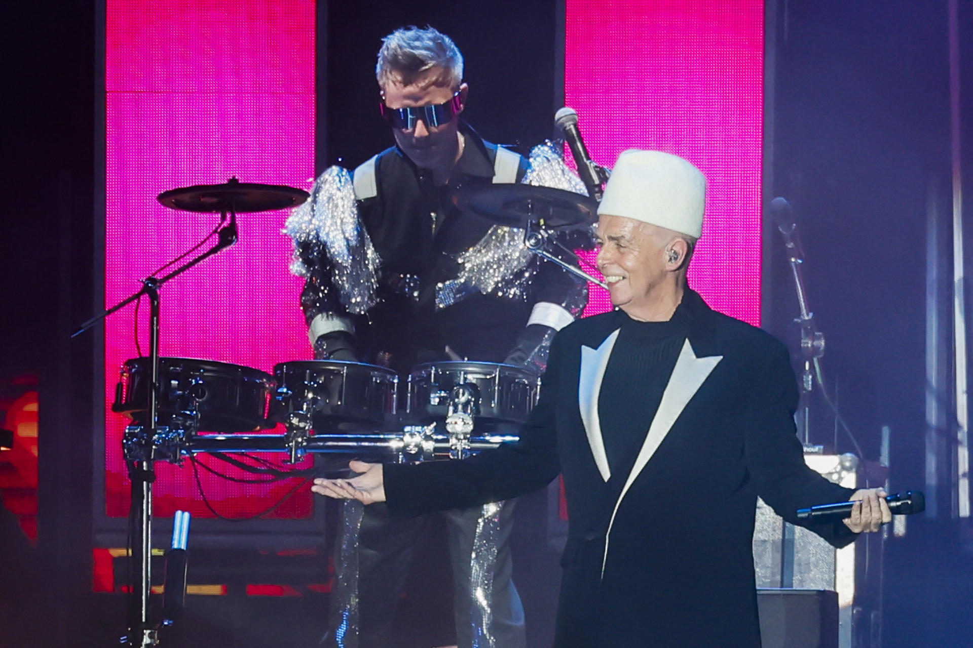 Los integrantes del dúo británico Pet Shop Boys durante su actuación hoy martes en la Plaza de España de Sevilla incluido en el Icónica Sevilla Fest que se celebra en la capital andaluza. EFE / José Manuel Vidal.
