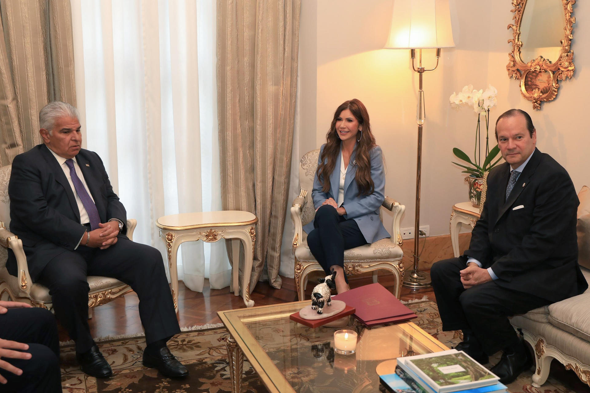 Fotografía cedida del mandatario de Panamá, José Raúl Mulino (i), durante una reunión con la secretaria de Seguridad Nacional de Estados Unidos (DHS), Kristi Noem (c), y el canciller panameño, Javier Martínez-Acha, este 24 de junio de 2025, en el Palacio Presidencial, en Ciudad de Panamá (Panamá). EFE/ Presidencia de Panamá

